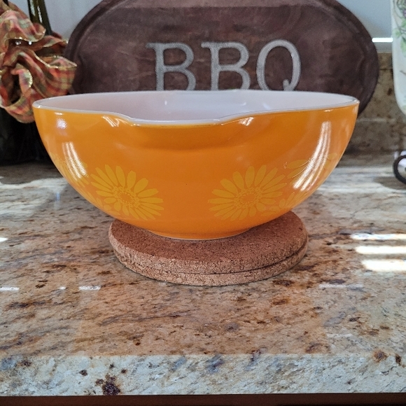Vintage Pyrex Yellow Daisy Mixing Bowl - Picture 2 of 9